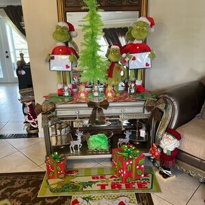 Festive Green Holiday Decor Set